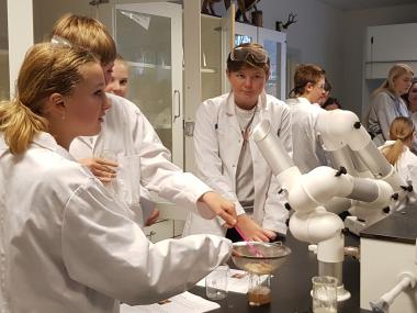 Elever arbejder med naturvidenskab